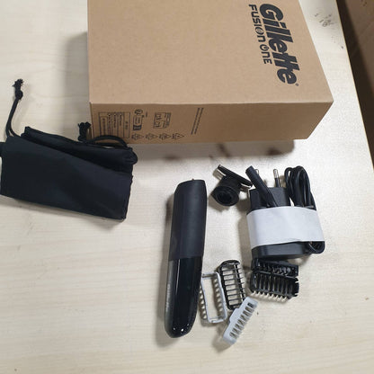 321031 - GILLETTE Brisk elektrik Fusion One Hybrid për meshkuj, ngjyra e zezë