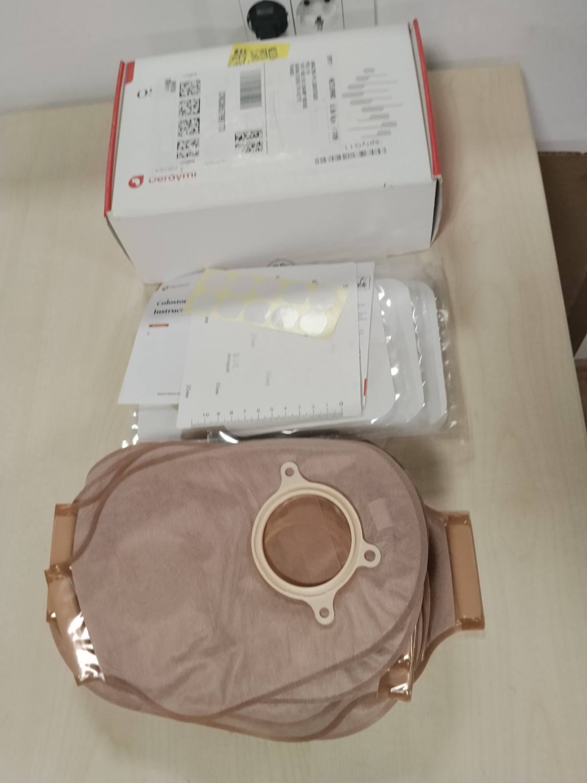321089 - 30 qese kolostomie, 2 qese kullimi, qese ostemie me dy pjesë për kujdesin e ileostomisë dhe stomës, e rregullueshme nga 15 në 60 mm