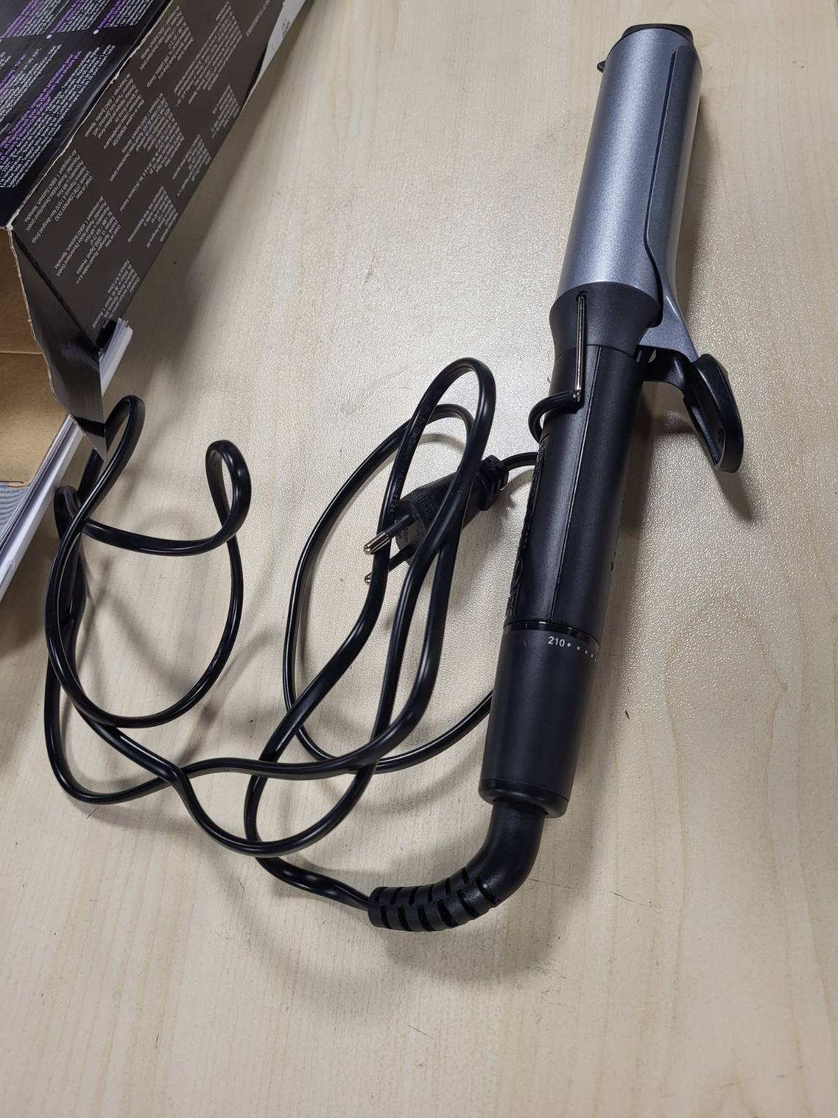 321248 - REMINGTON Hekur kaçurrelash Pro Big Curl - 38 mm, mbrojtje 4-fish, veshje antistatike qeramike-turmalinë, ekran dixhital deri në 210°C, me kapëse, ngjyra e zezë, CI5538
