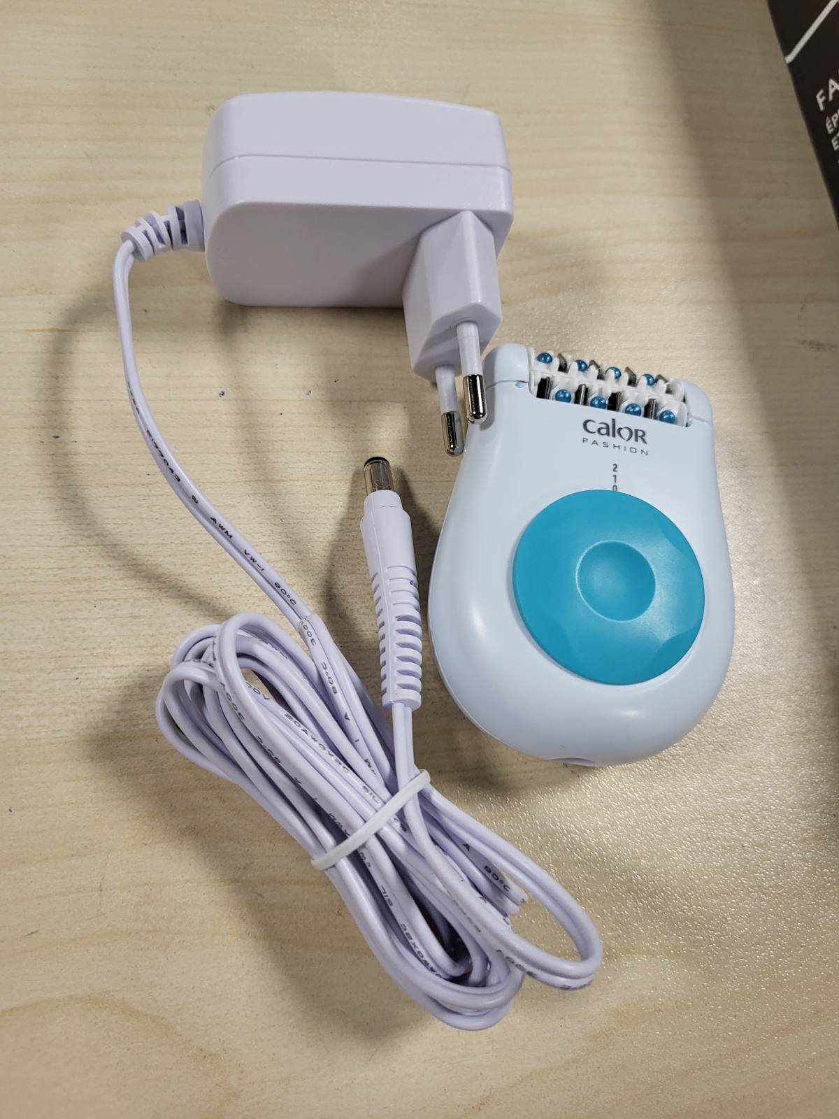 321445 - CALOR Depilator elektrik Fashion, 24 piskatore precize, kompakte, rul masazhi, EP1028C0, prodhuar në Francë