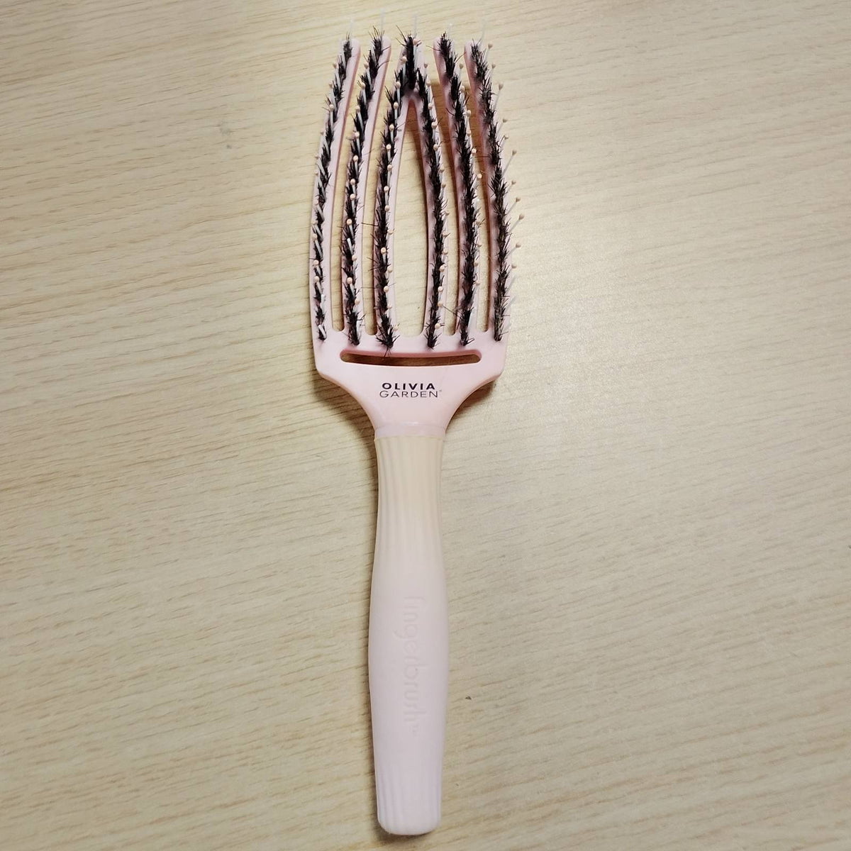 321485 - OLIVIA GARDEN Furçë Fingerbrush Care Iconic - Mesatare - Rozë Pastel - Fije derri të egër dhe najloni për shkëlqim maksimal dhe stilim të butë.