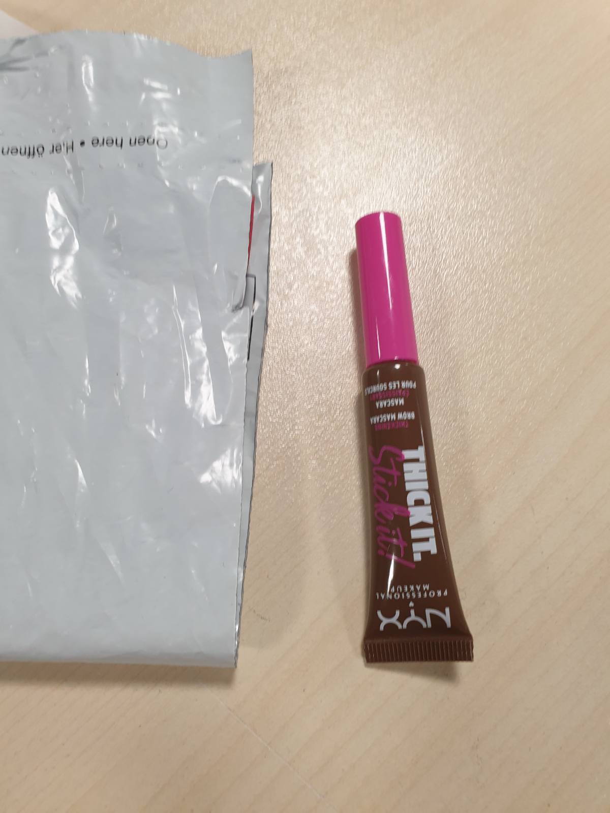 321775 - NYX Professional Makeup Thick It. Stick It - Rimel për vetulla - I ngjyrosur dhe i trashur, rezultat 16 orësh - Nuanca: Brunette (06)