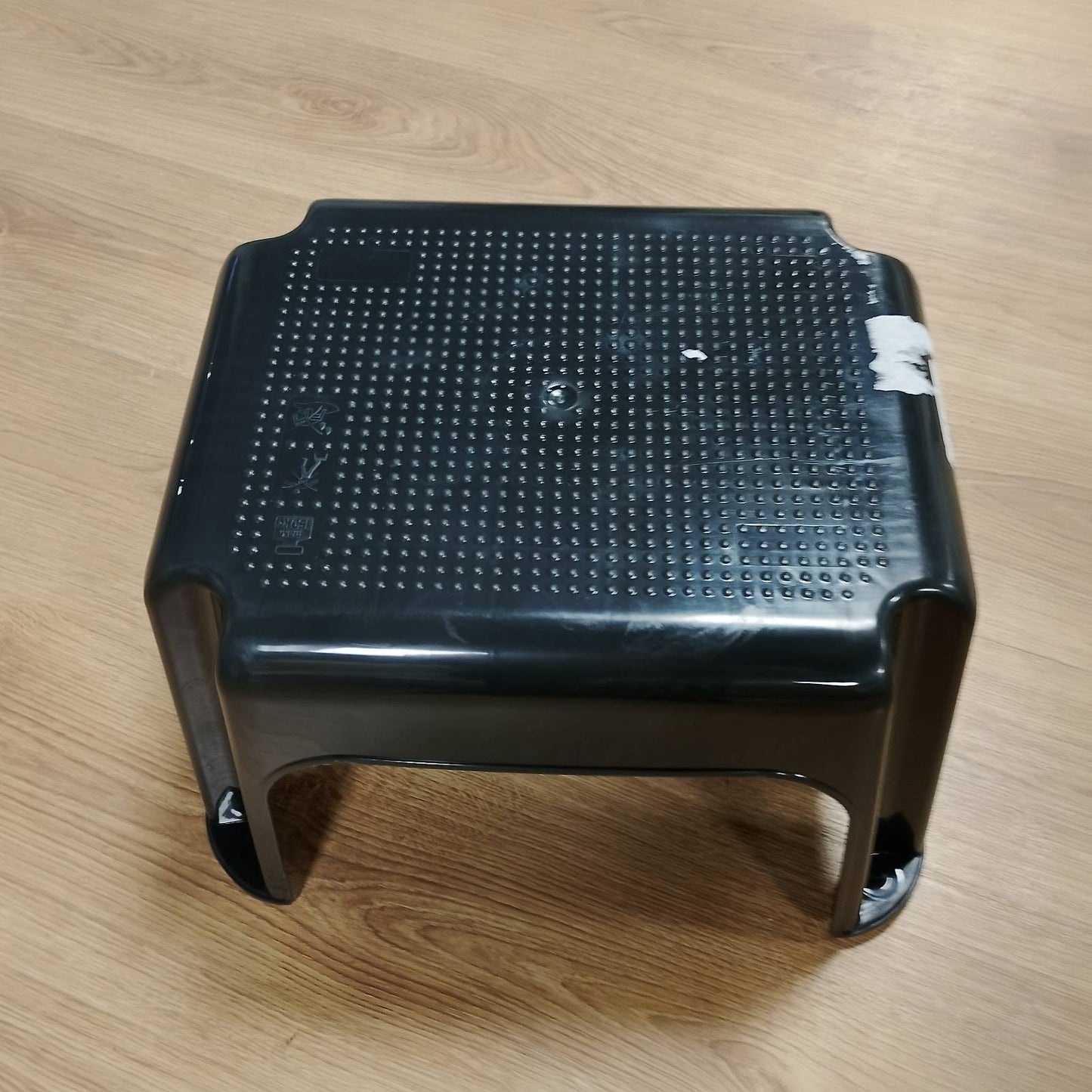 321827 - KEEEPER - Stol me shkallë, i çertifikuar GS & TÜV, deri në 150 kg, 24 cm i lartë, polipropilen, 36.5 x 30 x 24 cm