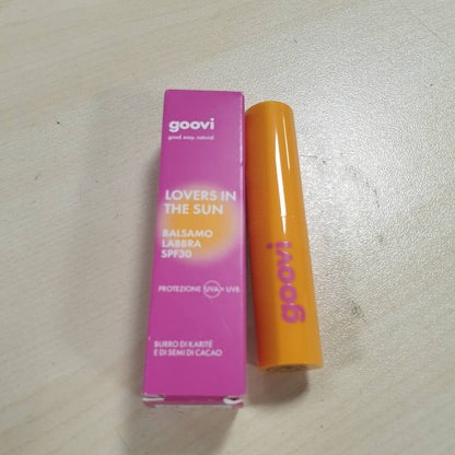 321872 - GOOVI Krem kundër diellit për buzët SPF 30, me gjalpë shea dhe farash kakaoje, formulë hidratuese dhe ushqyese, shije frutash ekzotike