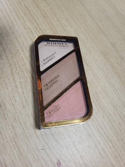 321890 - RIMMEL Paleta Konturuese Ndriçuese 3-në-1 Nr. 002 – Shkëlqim Korali