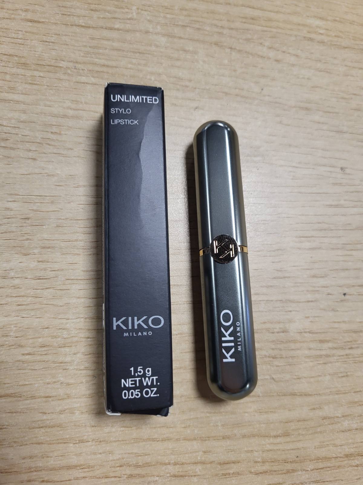 321907 - KIKO MILANO - Unlimited Stylo 14, Buzëkuq Kremor me Efekt të Qëndrueshëm (Deri në 10 Orë)