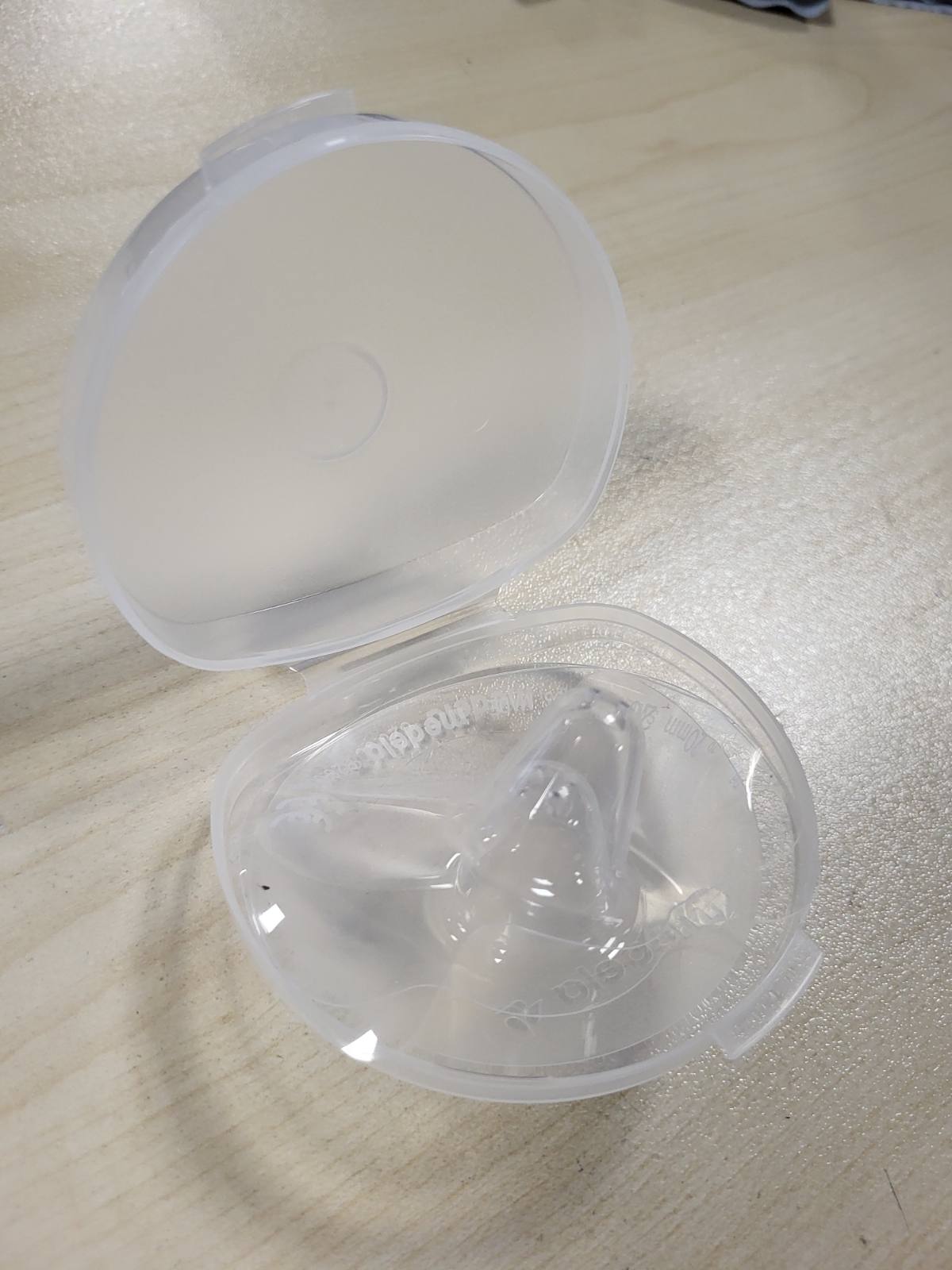 321945 - MEDELA - Mbrojtëse për gjoksin Contact prej silikoni, dizajn i butë dhe ultra i hollë, pa BPA, 1 pako me 2 mburoja (20 mm) dhe kuti ruajtjeje