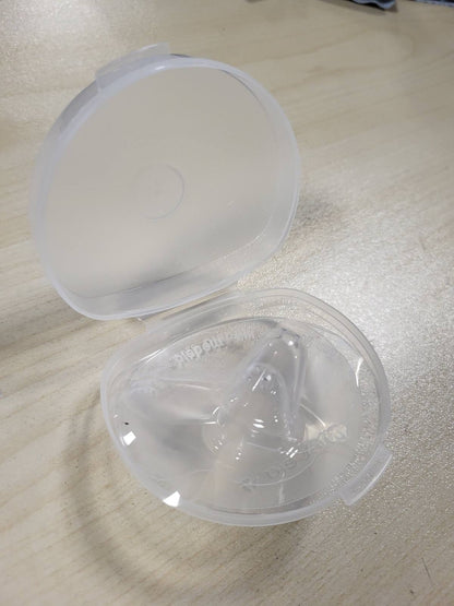 321945 - MEDELA - Mbrojtëse për gjoksin Contact prej silikoni, dizajn i butë dhe ultra i hollë, pa BPA, 1 pako me 2 mburoja (20 mm) dhe kuti ruajtjeje