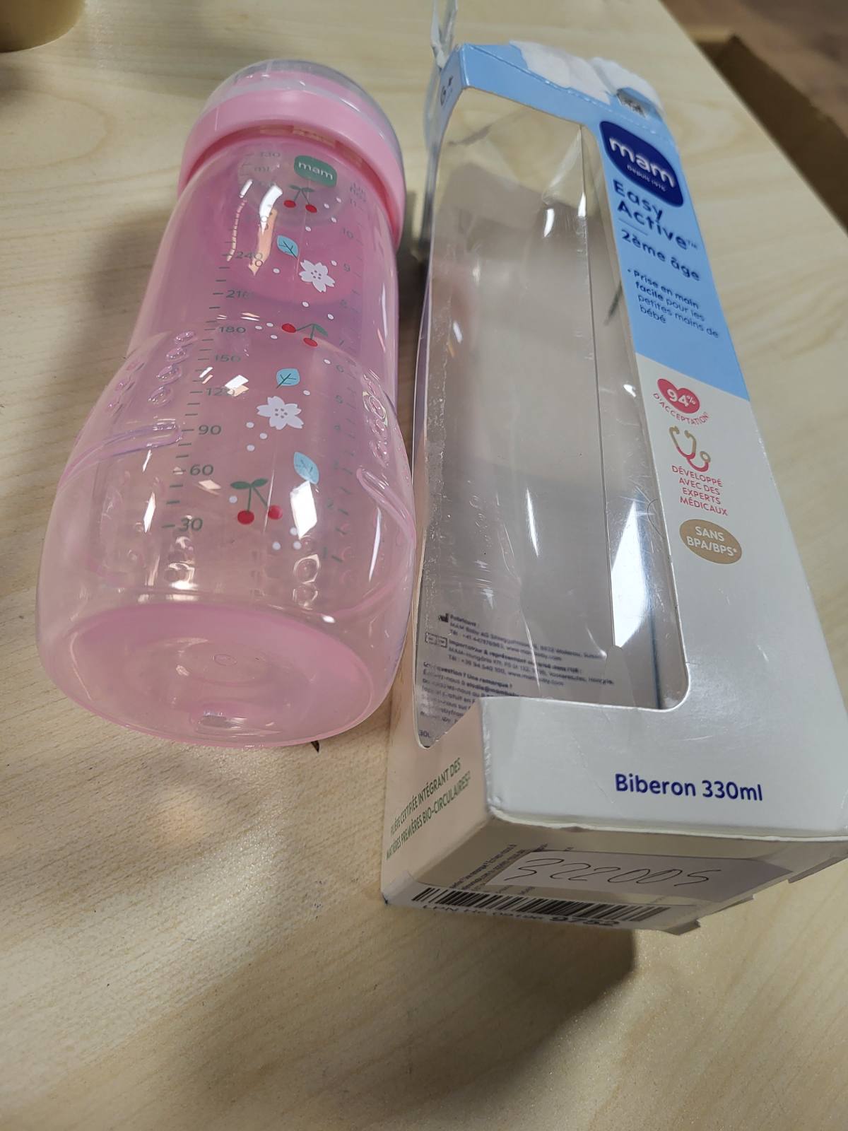 322005 - MAM Shishe Easy Active për foshnje, 6+ muajsh, Thithë me rrjedhje ekstra të shpejtë, Kapacitet 330 ml, Ngjyrë kokrra të kuqe