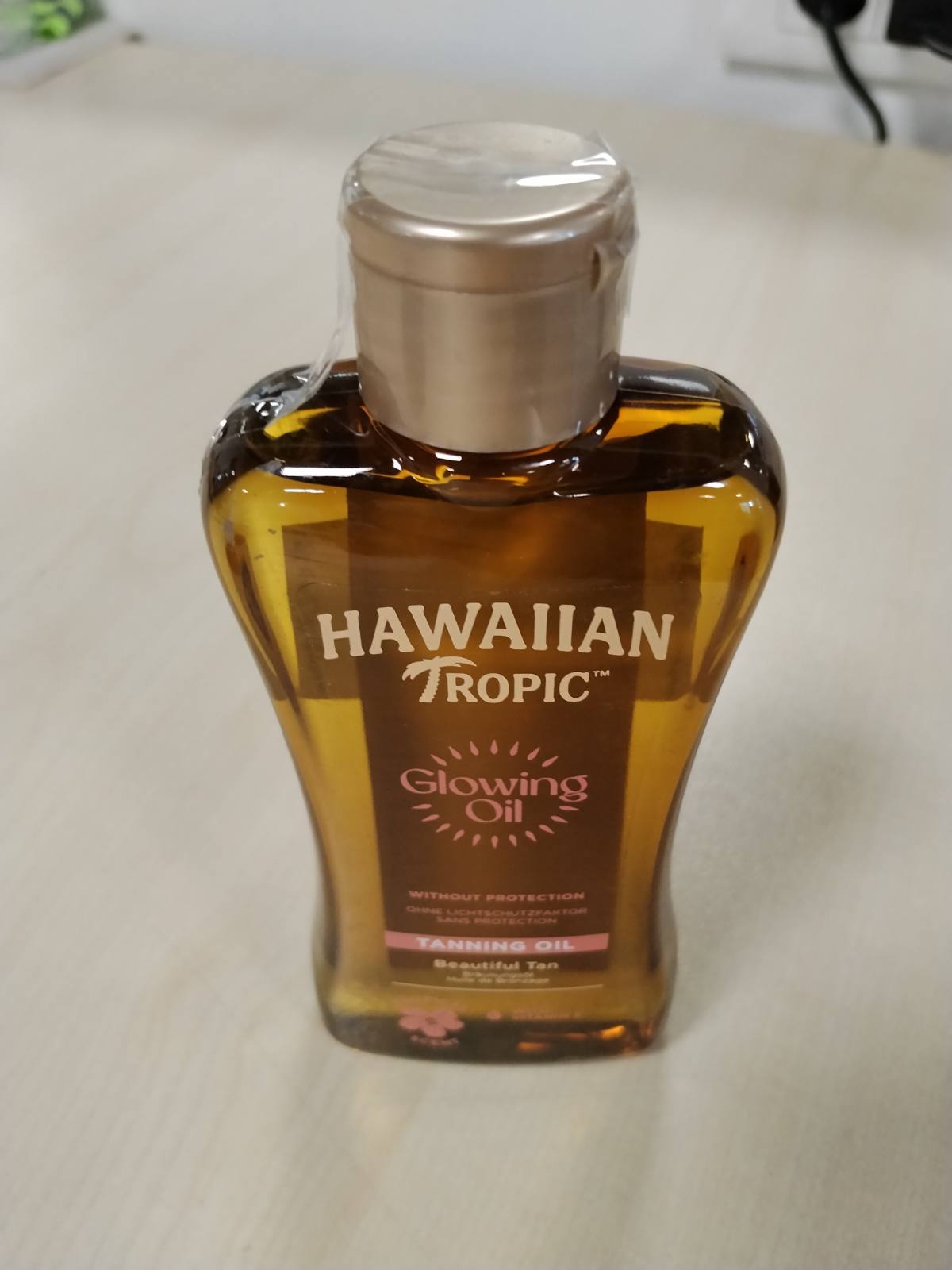 322032 - Hawaiian Tropic Vaj për nxirje me shkëlqim, 200 ml, aromë tropikale me vitaminë E, vegan