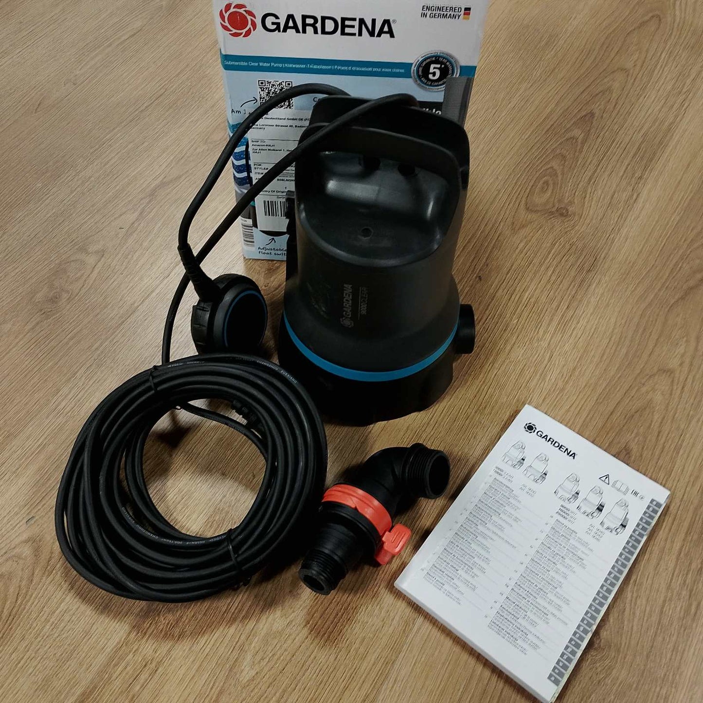 322254 - GARDENA Pompë zhytëse për ujë të pastër 9000, shpejtësi rrjedhjeje 9,000 l/orë, çelës notues, thithje e sheshtë deri në 2 mm, sistem bashkimi i shpejtë, 300 W (09030-20)