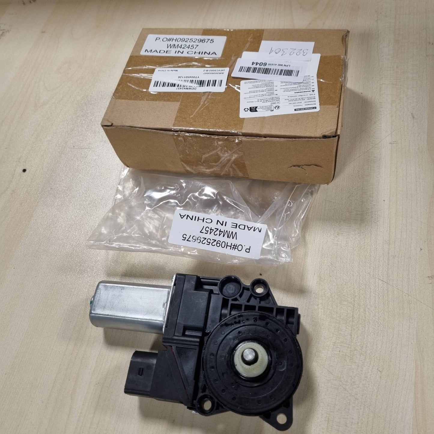 322301 - FRANKBERG Motori i Rregullatorit të Dritares së Pasme Djathtas me 5 Pole i Përputhshëm me Sedanin Seria 1 E87 Seria 3 E90 E91 Zëvendësim # 67626927026