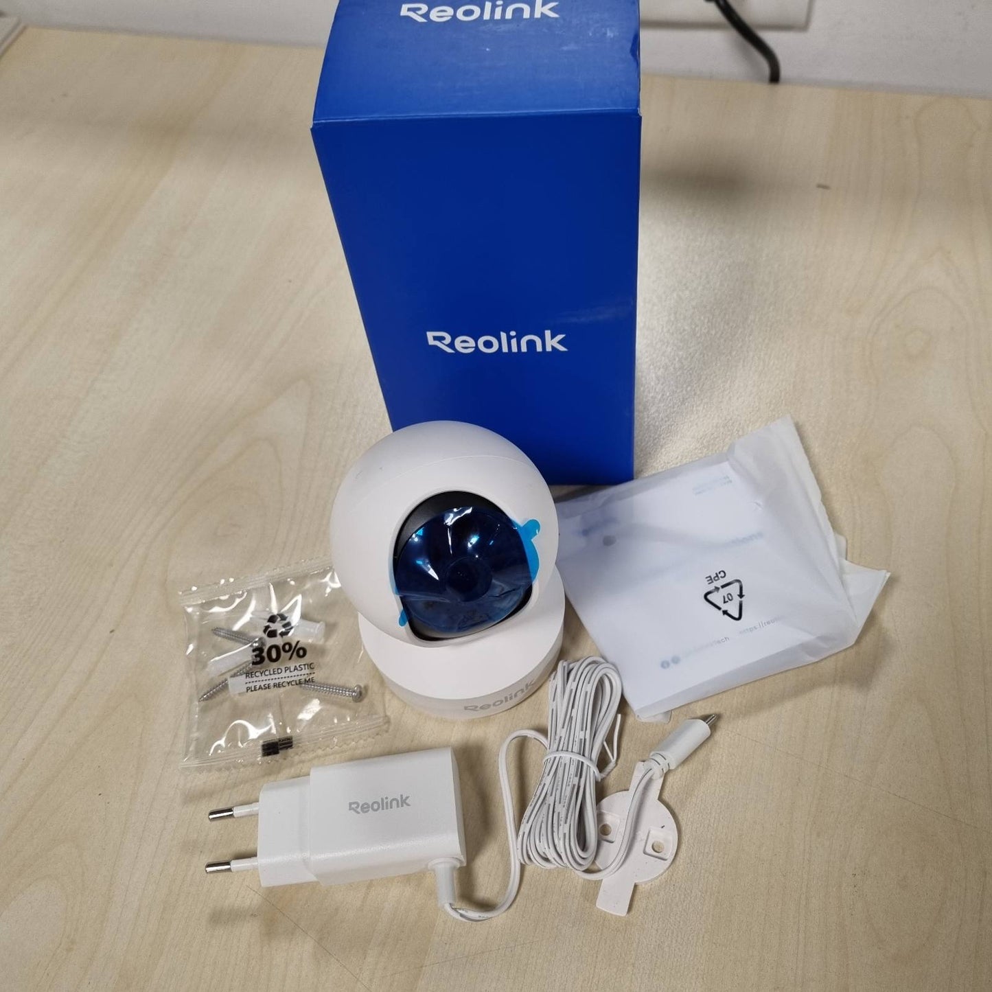 322346 - REOLINK Kamera Mbikëqyrjeje e Brendshme 2K E1 4MP, Pamje 360°, Wi-Fi 2.4 GHz, Ndjekje Automatike, Bisedë Dypalëshe