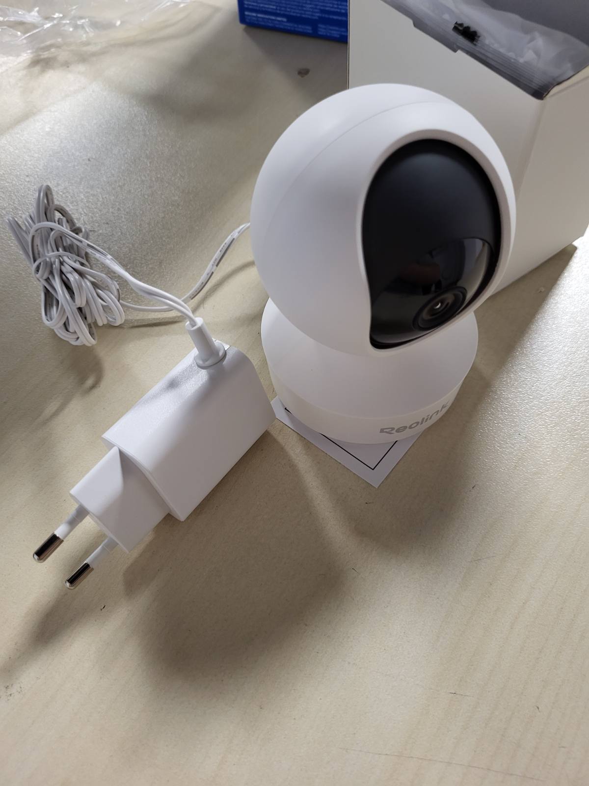 322348 - REOLINK Kamera Mbikëqyrjeje e Brendshme 2K E1 4MP, Pamje 360°, Wi-Fi 2.4 GHz, Ndjekje Automatike, Bisedë Dypalëshe