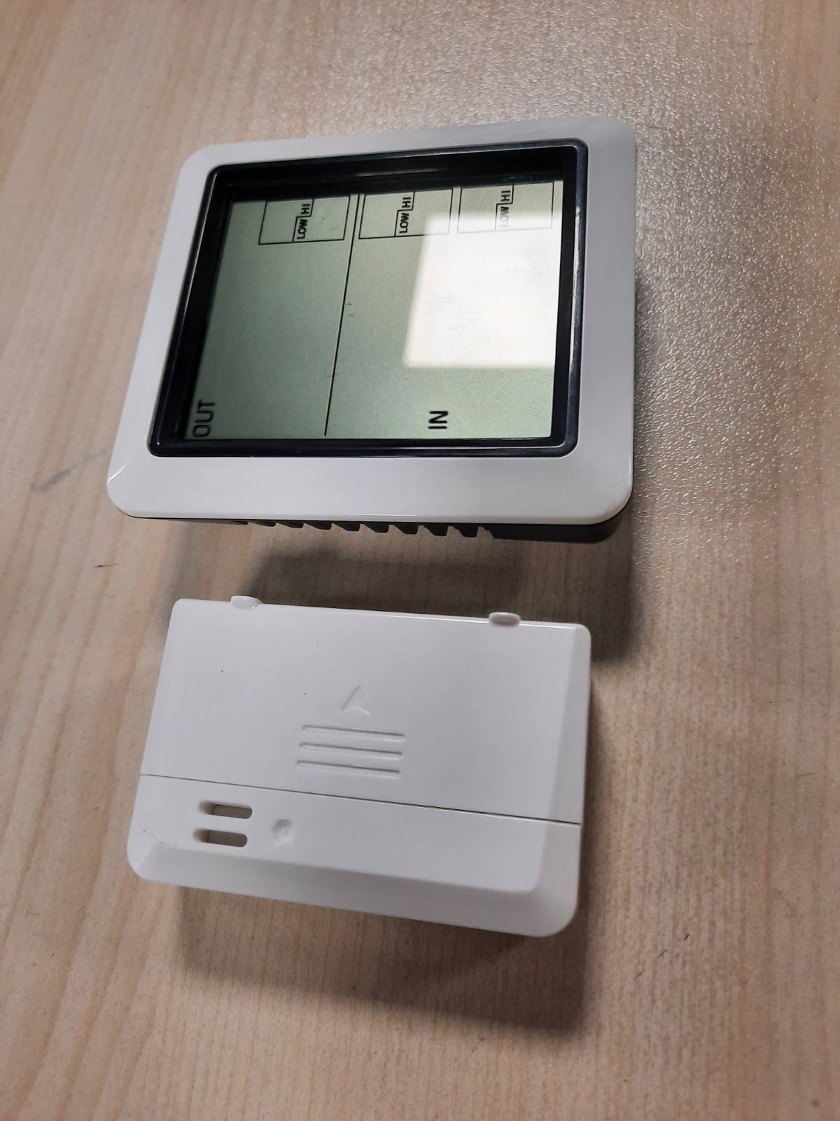 322456 - TFA DOSTMANN TERMOMETËR PA TEL INFO, 30.3065.02, me transmetues të jashtëm, mat temperaturën e brendshme dhe të jashtme, sensor preciz zviceran, i bardhë