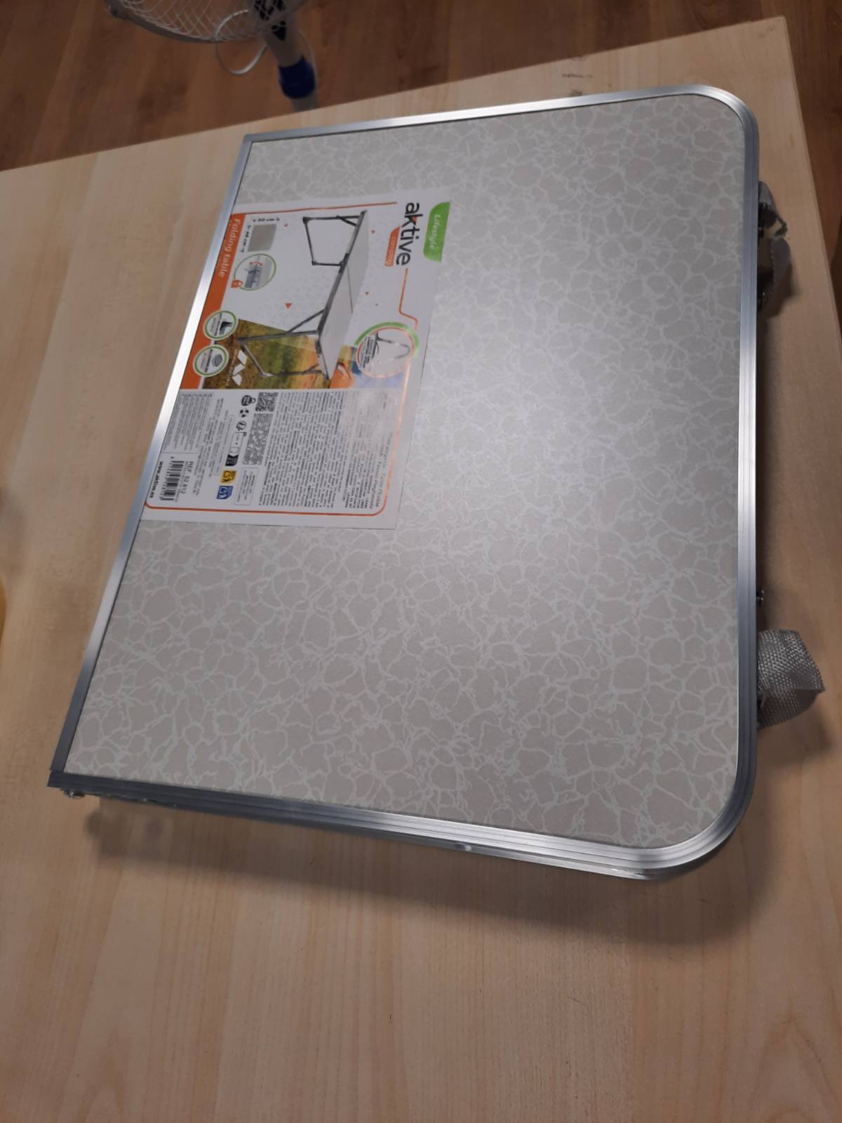 322583 - AKTIVE Tavolinë e Palosshme e Plazhit, Tavolinë e Ulët Plazhi, 60x40x25 cm, Ngjyrë Kremi, Kornizë Metalike, Sipërfaqe Druri, Tavolinë e Vogël e Palosshme e Kampingut, Me Kyç Sigurie, Kamping Aktive (52812)