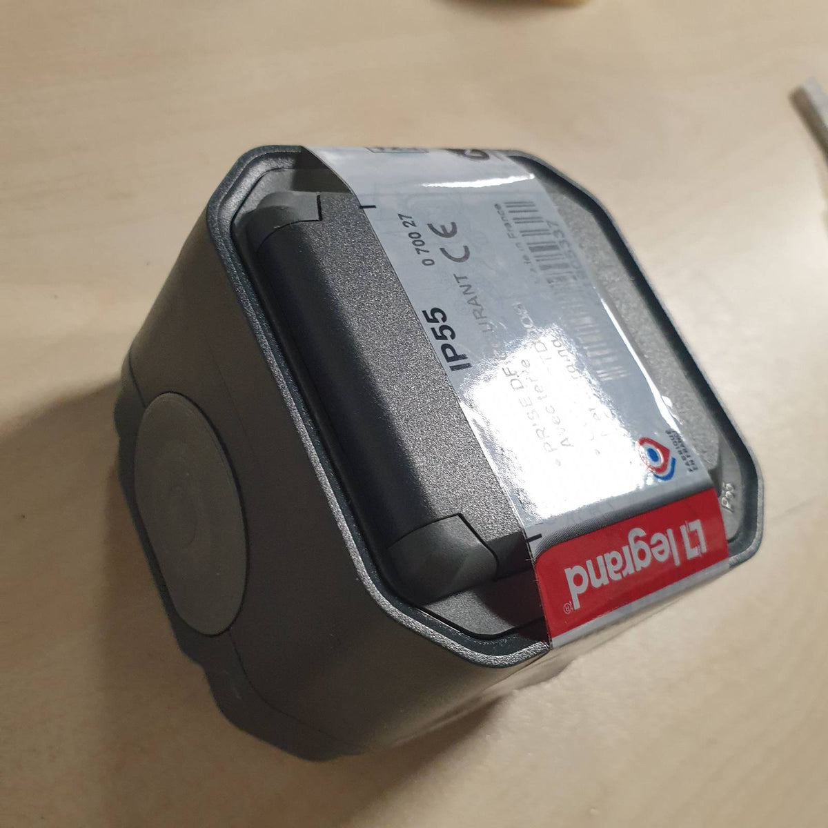 335142 - LEGRAND Prizë IP55 e papërshkueshme nga uji me tokëzim Plexo, 2P+E 16A, për montim sipërfaqësor, Antracit