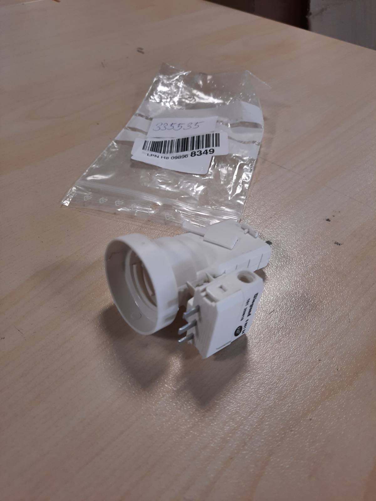 335535 - LEGRAND 060135 DCL Prizë kompakte E27 e furnizuar me spinë, e bardhë