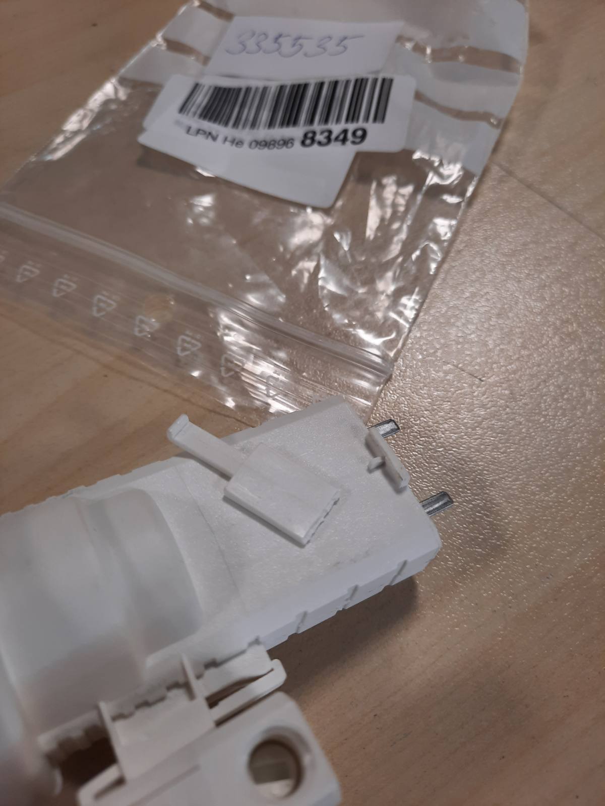 335535 - LEGRAND 060135 DCL Prizë kompakte E27 e furnizuar me spinë, e bardhë