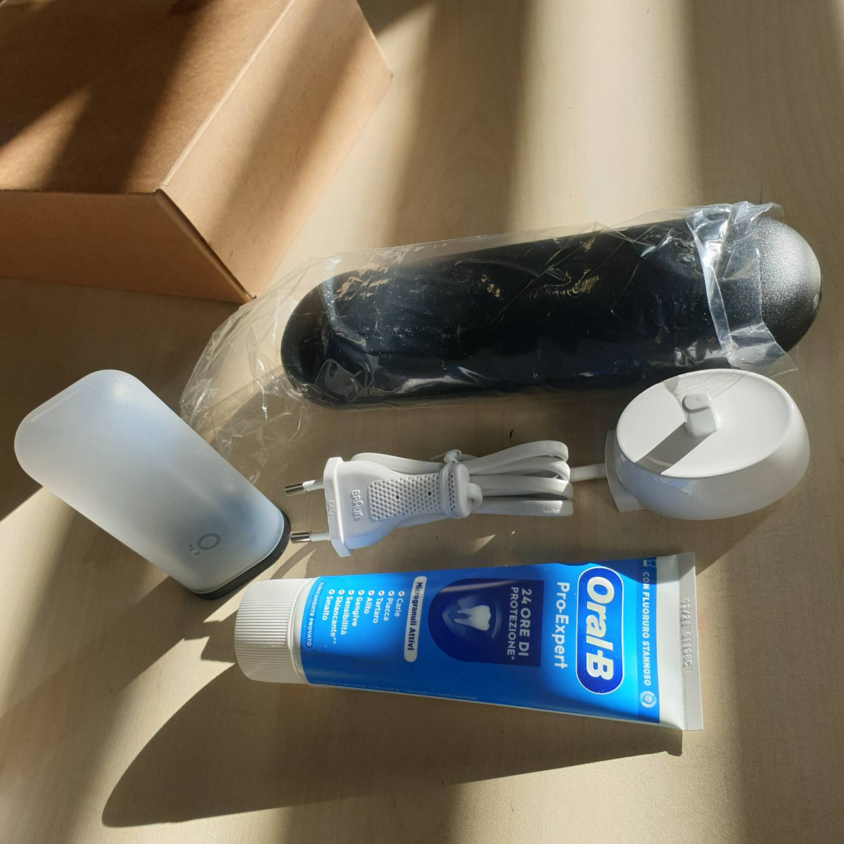 335836 - ORAL-B Furçë dhëmbësh elektrike e rikarikueshme iO 2, 1 furçë dhëmbësh elektrike, 1 kokë zëvendësuese, çantë udhëtimi, mbajtëse koke + 1 pastë dhëmbësh Oral-B Pro, ngjyra e zezë