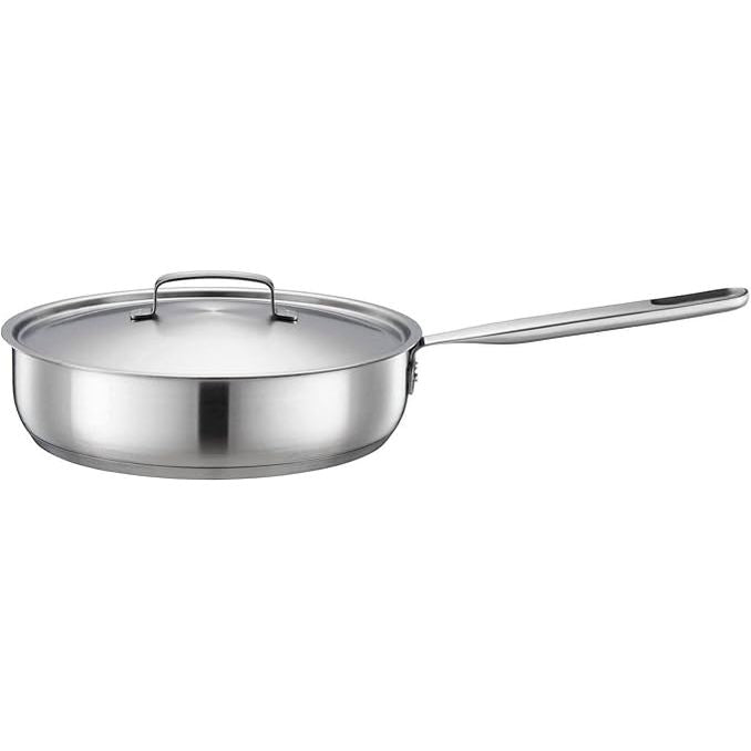 141906 - Fiskars tigan me kapak, Ø 26 cm / 3.2 L, me shtresë jo-ngjitëse, i përshtatshëm për të gjitha sobat, prej çeliku inox të ricikluar, ngjyrë argjendi. Modeli 1064746.
