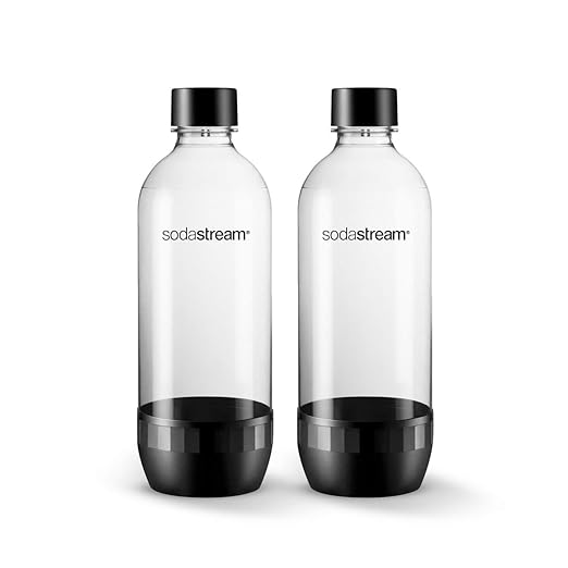 141697 - Paketë me 2 shishe origjinale SodaStream 1L, të ripërdorshme dhe të përshtatshme për lavastovilje. Përfshin furçë pastrimi Delico për përdorim praktik dhe të lehtë.