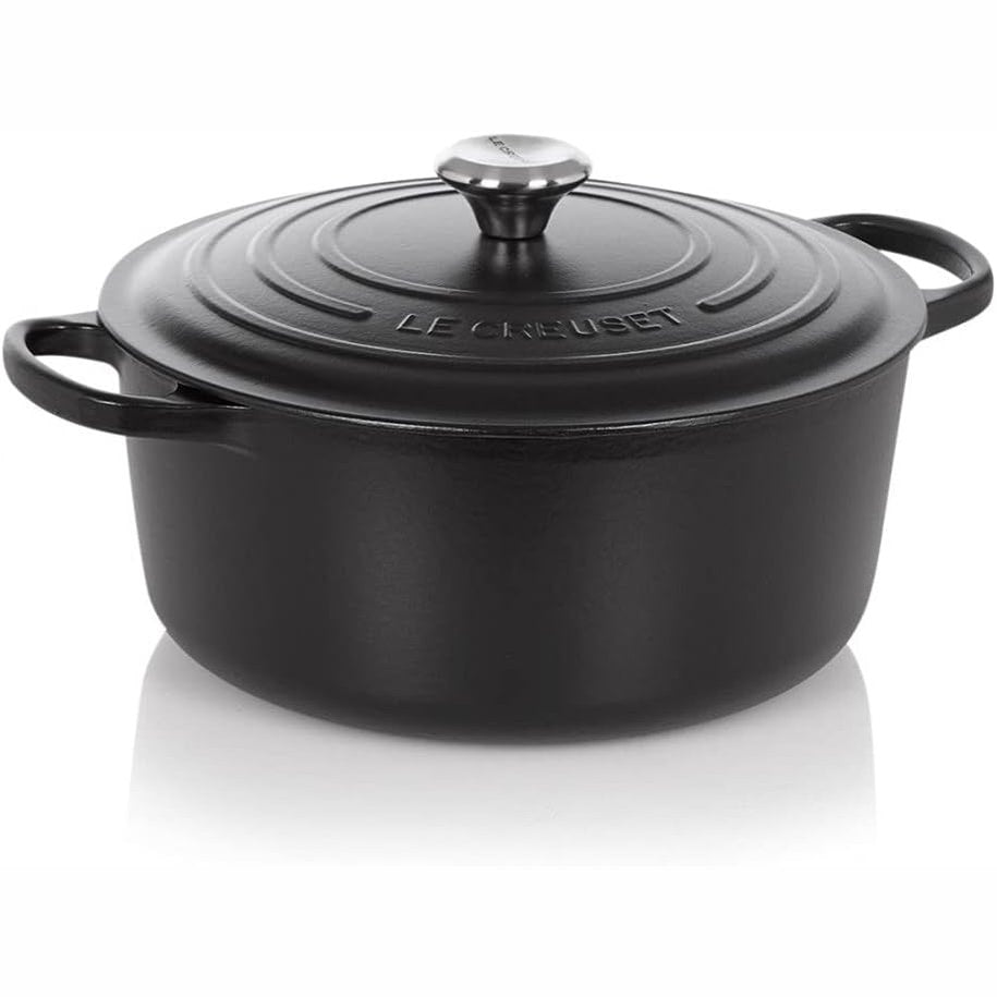 195004 - LE CREUSET Tavë e RRUMBULLAKËT Signature prej Gize me Kapak, Madhësi: Ø 28cm, Përshtatshme për Sobat dhe Induksionin, Kapaciteti: 6.7L, Pesha: 6.125kg, Ngjyra: e Zezë, Modeli: 21177280000430