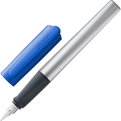 296141 - LAMY Stilograf blu nexx, dorezë jo rrëshqitëse, majë çeliku A, trup alumini trekëndësh, fishek boje blu T 10, për dorën e djathtë