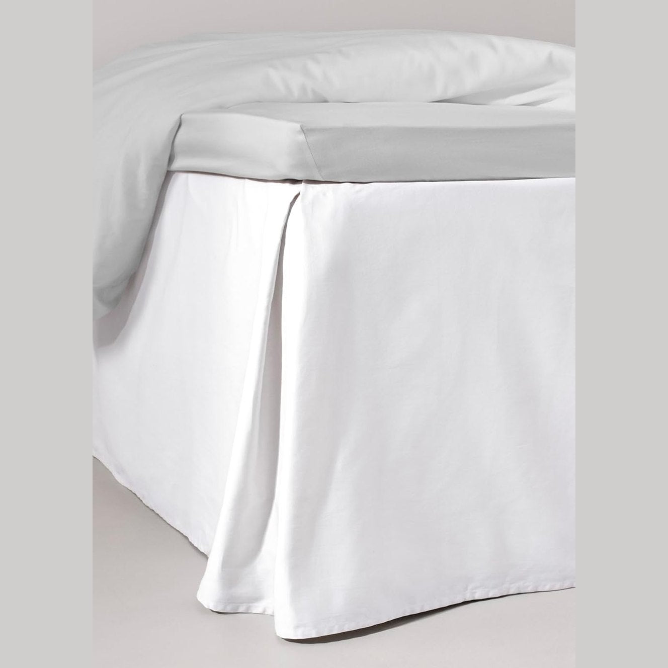 217312 - JOTEX - Mbulesë krevati Zack Satin Volant, 100% pambuk organik, lartësia 45 cm, e bardhë, 180 x 200 cm