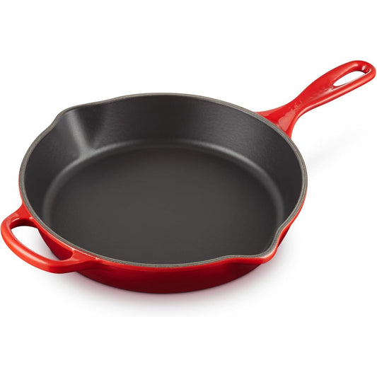 204017 - LE CREUSET Signature - Tigan Gize i Lartë për Skuqje dhe Servirje, Përdoret në Të Gjitha Sobat dhe Furrat, 26 cm, Kapacitet 2 Litra, Ngjyra Kuqe Qershie, Modeli 20187260600422
