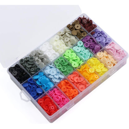 210314 - ILAUKE - Set prej 400 butonash plastikë T5 (12mm) në 24 ngjyra, me kapje dhe kuti organizuese, të rrumbullakët për punime artizanale, qepje, veshje për fëmijë