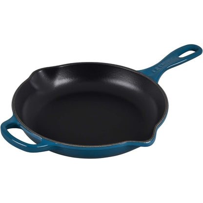 221052 - LE CREUSET Tigan për skuqje dhe servirje, Signature, i rrumbullakët, Ø 23 cm, i përshtatshëm për të gjitha llojet e sobave, 1.93 kg, ngjyrë bezhë e thellë, 20182236420422
