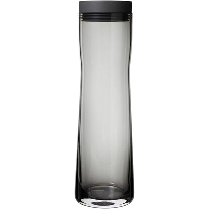 221789 - BLOMUS SPLASH Karafë uji prej qelqi të tymosur, ngjyrë tymi/gri e errët, Kapacitet 1 litër, Kapak silikoni/çelik inox, L / G / Th: 29.5 x 9 x 9 cm