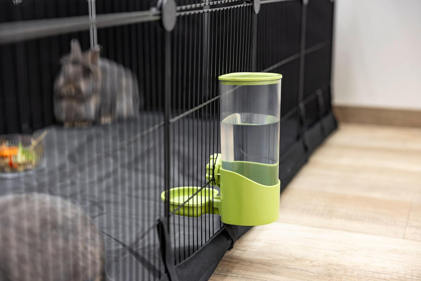 123064 - KERBL Dispenser Uji për Kafshë Shtëpiake 850ml, për Lepuj dhe Kafshë të Vogla, me Lidhje Rrjetë, Kapak i Lëvizshëm, Material Plastik, Nuk Pikon, Ngjyra e Jeshilë, Transparent