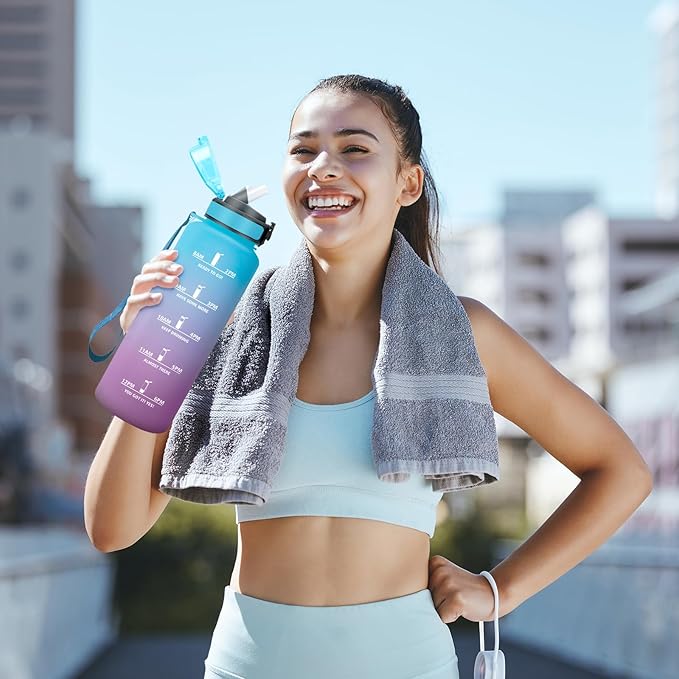 14925 - KollyKolla Shishe Uji 1.5 L, shishe uji me tub, shishe sportive, pa rrjedhje dhe me shenja kohore, pa BPA, e përshtatshme edhe për pije me gaz, ideale për përdorim jashtë, në palestër, shkollë, zyrë, për të rritur dhe gjatë ecjes me biçikletë.