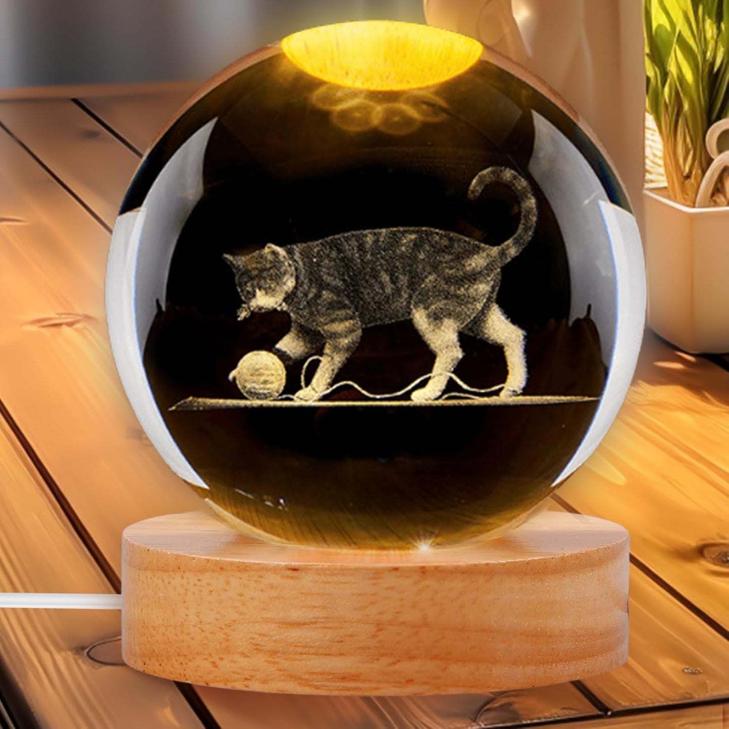 224081 - GLOB DËBORE 3D PËR MACE, TOP KRISTALI 8 CM ME DRIJTË LED TË NGROHTË DHE BAZË DRURI, DRIJTË NATE PËR MACE ME ENERGJI USB, LLAMBË PËR MACE SI IDE DHURATE, LLAMBË DEKORATIVE TAVOLINE PËR GRA DHE DASHAMIRËSE TË MACEVE (E GJALLË)