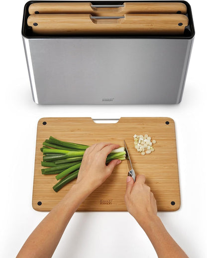 114065 - JOSEPH JOSEPH Set Dërrasash Prerëse Folio prej Bambuje me 3 Pjesë, Jo-rrëshqitëse, me Kuti prej Çeliku Inox, Madhësia e Madhe