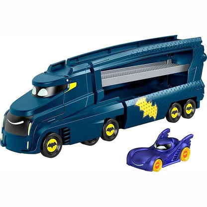 141566 - Fisher-Price DC Batwheels – transportues lodrash dhe makinë, kamion i madh Bat-Big Rig me rampë dhe Bam Batmobile në shkallë 1:55, figurë metalike lodër, për moshat 3+ vjeç.