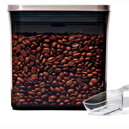 246020 - OXO Enë kafeje prej çeliku me lugë – ruajtje hermetike 1.6 L, kapak çeliku inox, trup i lyer, përfshin lugë 30 ml