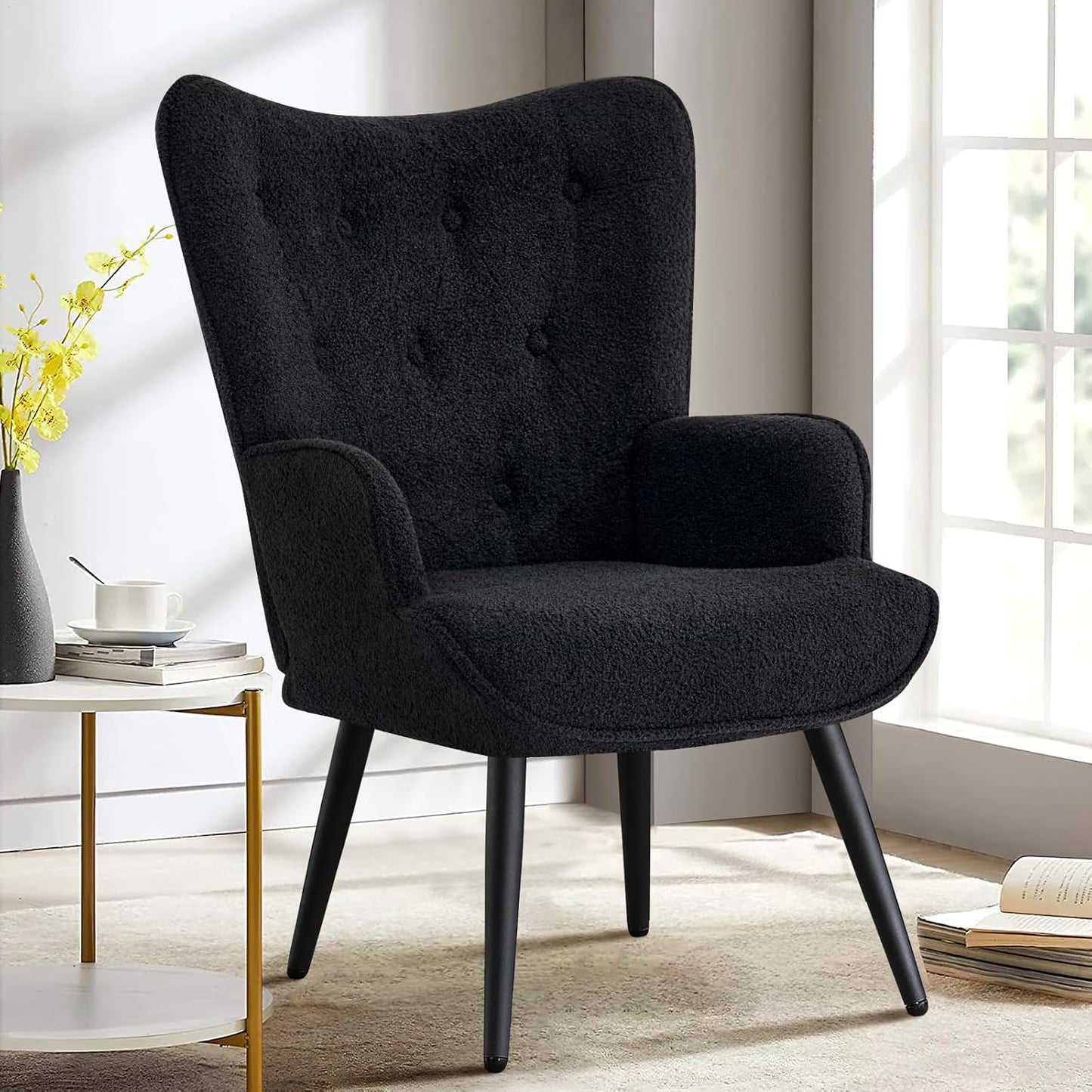 212638 - Karrige aksenti për dhomë ndenjeje Furniliving Boucle, e veshur me stof, me shpinë të lartë dhe dizajn wingback, e përshtatshme për lexim, me jastëkë me kopsa, për dhomë gjumi, dhomë zhveshjeje, zyrë shtëpie, ngjyrë e zezë.