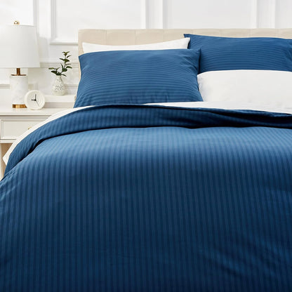 255943 - SET ÇARÇAFËSH Amazon Basics, 3 copë, Madhësi King, Mbulesë jorgani 240 x 260 cm, 2 Mbulesa jastëku 65 x 65 cm, Blu Marine me vija