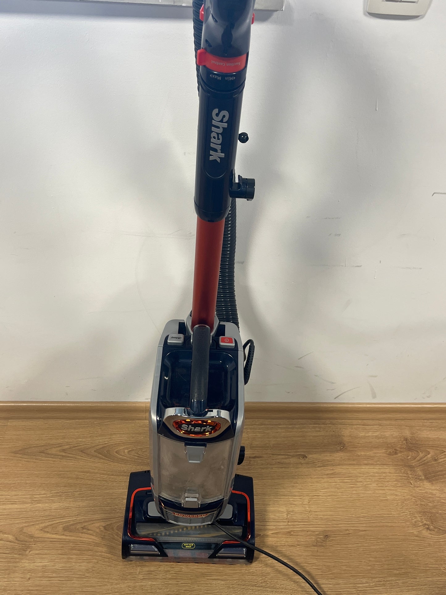 116244 - SHARK Fshesë Korrent Vertikale Nz801Ukt me Kabllo, 750W, Kapacitet 0.83L, Teknologji DuoClean dhe Anti-Qime, Ngritje Elektrike, Drita LED, Anti-Alergjike, Kabllo 8m, 3 Aksesorë, Blu e Errët me Portokalli