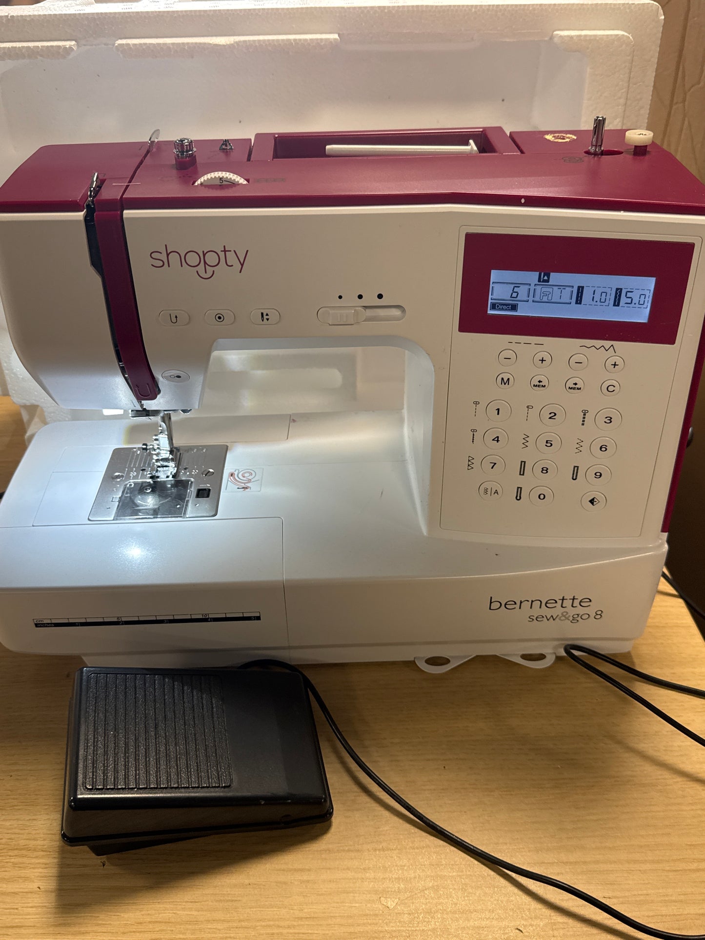 170012 - BERNETTE Makinë Qepëse e Kompjuterizuar Sew&amp;GO8, 197 Programe Qepjeje, Krah i Lirë, Ekran Shumëfunksional, e Përshtatshme për Qepje, Patchwork dhe Jorgan, Ngjyra e Bardhë