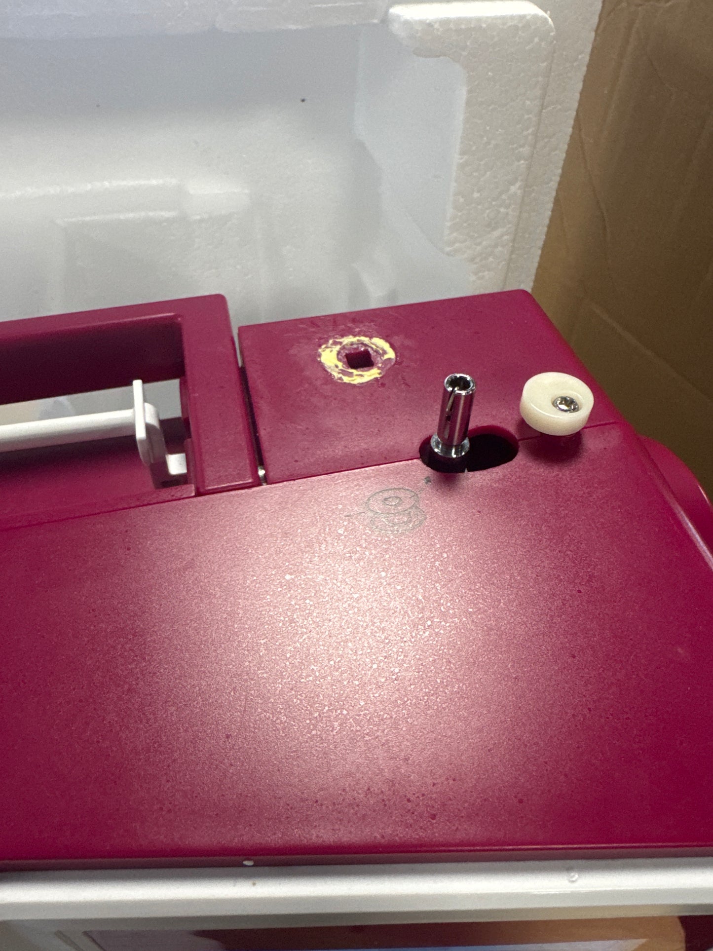 170012 - BERNETTE Makinë Qepëse e Kompjuterizuar Sew&amp;GO8, 197 Programe Qepjeje, Krah i Lirë, Ekran Shumëfunksional, e Përshtatshme për Qepje, Patchwork dhe Jorgan, Ngjyra e Bardhë