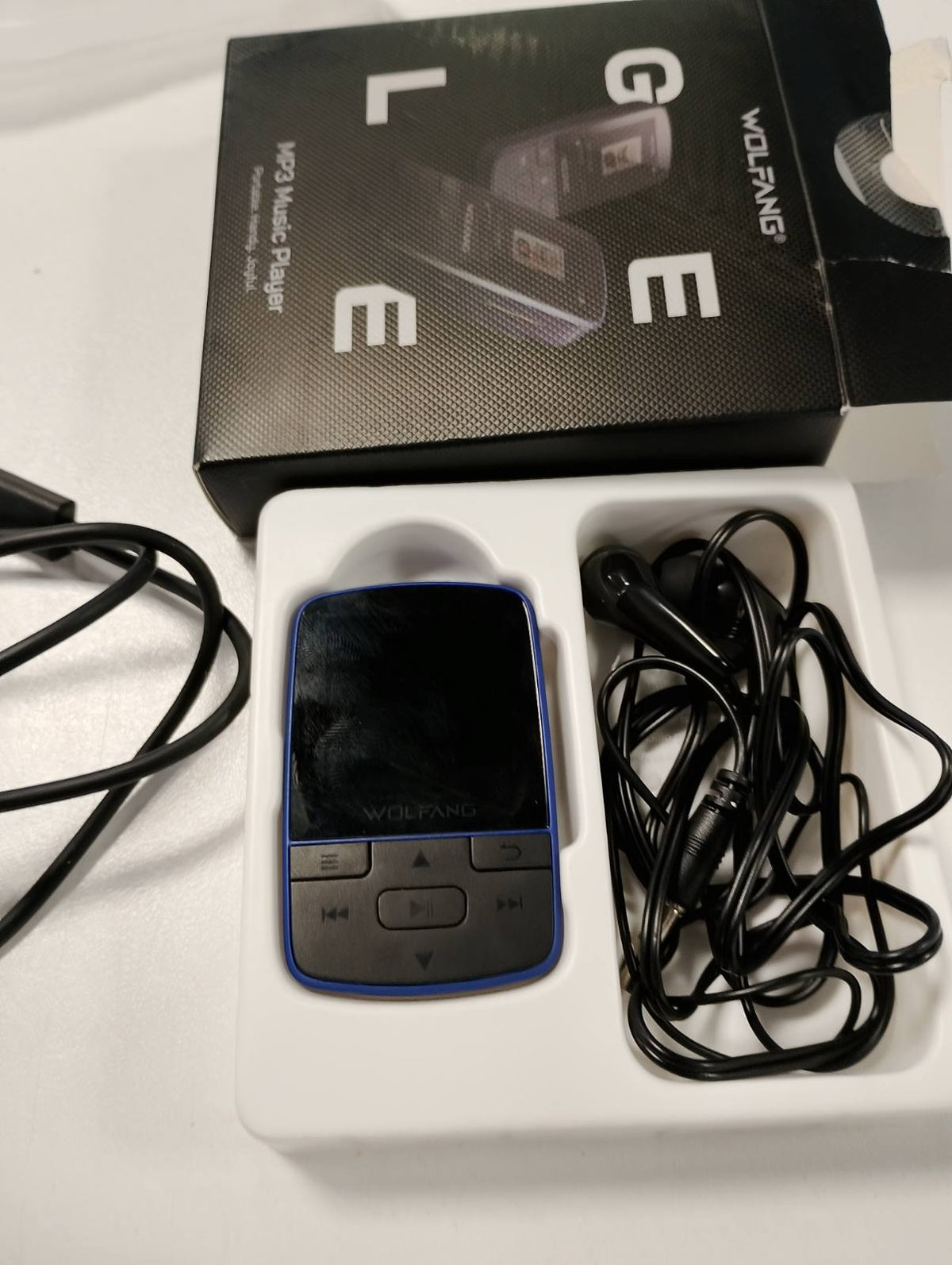 299540 - WOLFANG MP3 player me Bluetooth 5.2, madhësi mini, peshë 1 ons, altoparlant HiFi, radio FM, regjistrues zëri, kufje të përfshira