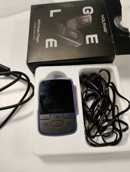 299540 - WOLFANG MP3 player me Bluetooth 5.2, madhësi mini, peshë 1 ons, altoparlant HiFi, radio FM, regjistrues zëri, kufje të përfshira