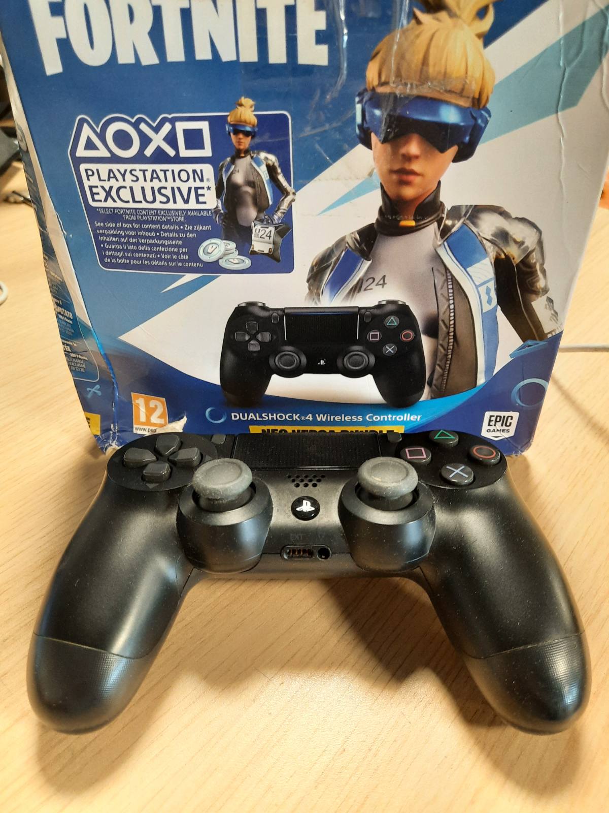 319604 - PLAYSTATION 4 DUALSHOCK 4 V2 + FORTNITE VCH (2019)