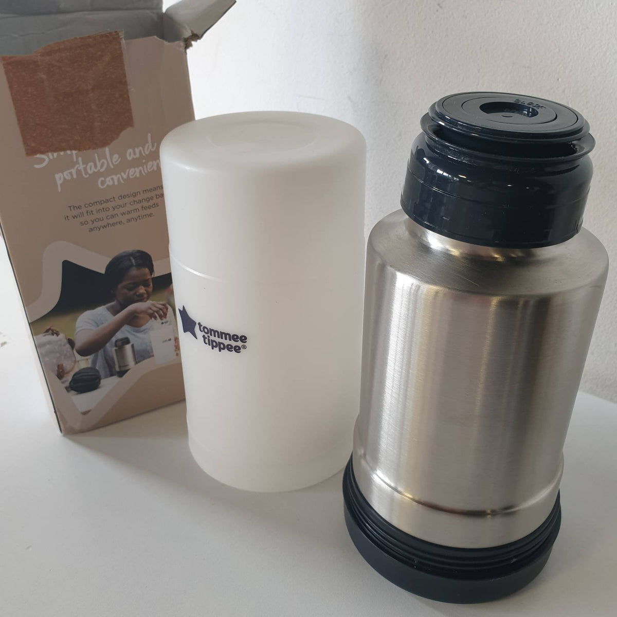 306197 - TOMMEE TIPPEE Shishe portative për foshnje dhe ngrohës ushqimi Closer to Nature, me izolim termik, shishe çeliku inox, kapak i papërshkueshëm nga rrjedhjet