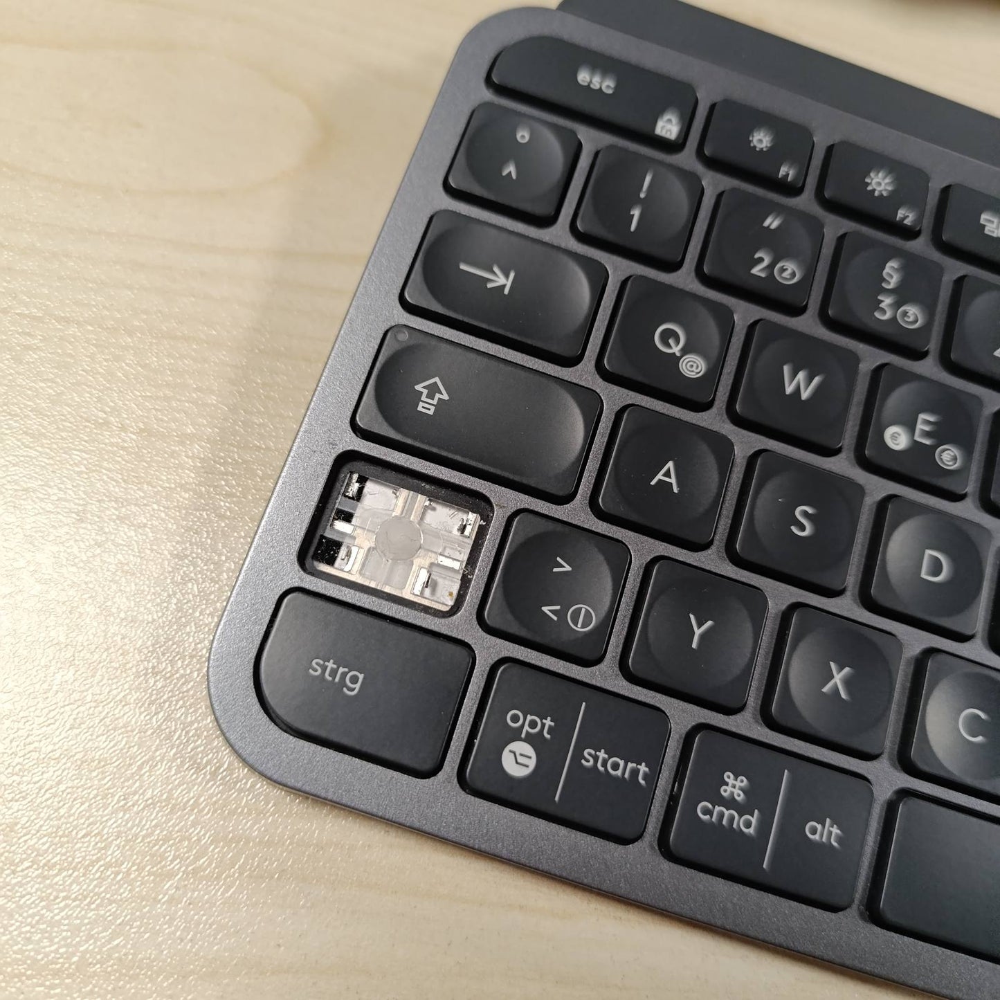 267722 - LOGITECH MX KEYS, Tastierë pa tel, Marrës Bluetooth dhe USB, Lidhje USB-C, Jetëgjatësi baterie 5-mujore, Funksion ndërrimi i lehtë, Taste me ndriçim nga prapa, PC/Mac, Paraqitje gjermane QWERTZ, Ngjyra: grafit