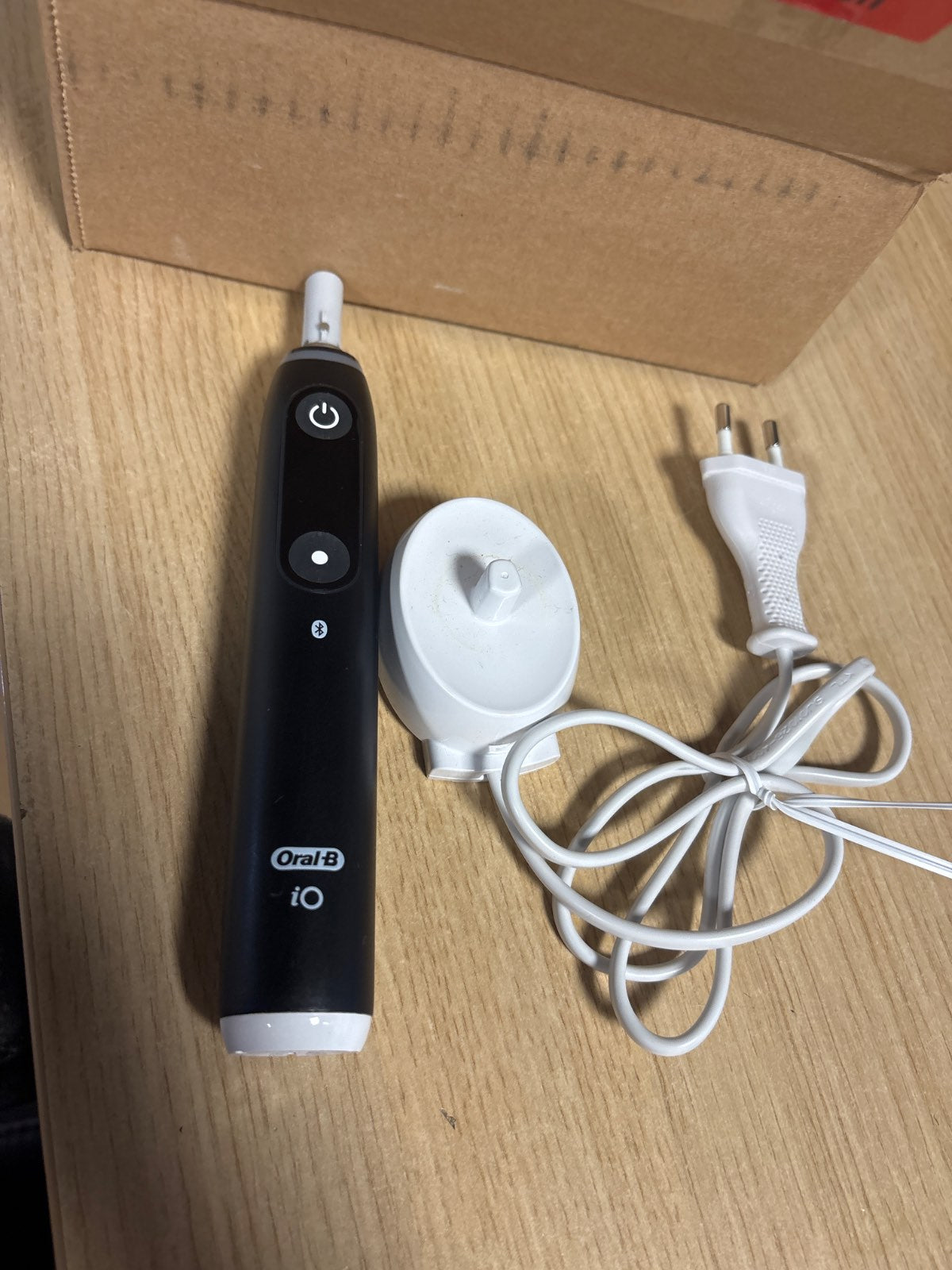 289424 - ORAL-B Furçë dhëmbësh elektrike iO Series 6, e zezë, 2D teknologji, 3 nivele intensiteti, 1.5 orë jetë baterie